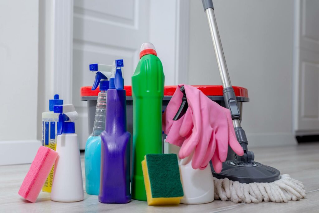 deuxième étape de nettoyage maison insalubre est le choix de produits spécialisés de nettoyage